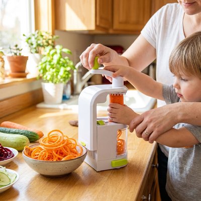 Coupe legumes enfant qui est capable aussi de l'utiliser