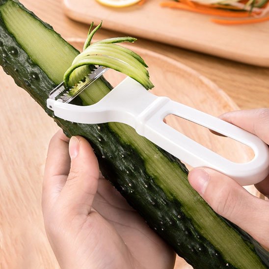 Économe capable d'éplucher et de laisser des filaments de concombre