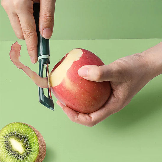 économe épluche la pelure de pomme