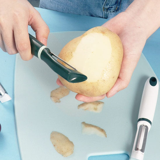 économe pluche une patate sans perdre de chair