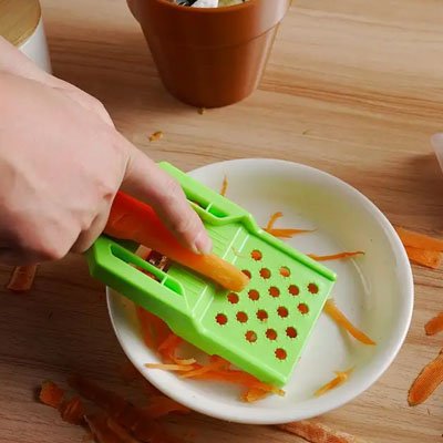 econome eplucheur râper des carottes avec la base