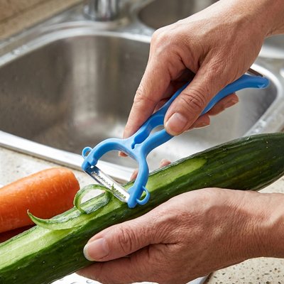 econome legume tranche la peau du concombre en un mouvement