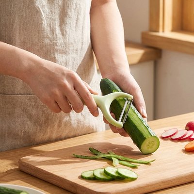 Éplucheur à légumes éplucher de haut en bas et inversement 