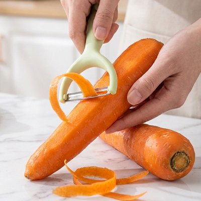 Éplucheur à légumes éplucher des carottes rapidement