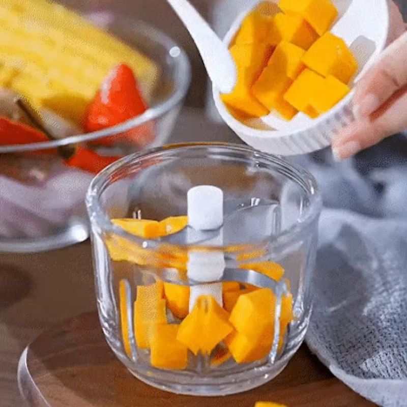 petit hachoir electrique bouton bleu lumineux hache cube fruit