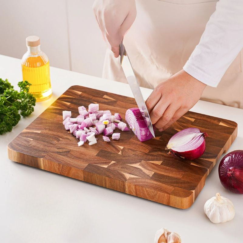 planche a decouper acacia découpe d'oignons sur naturecook 