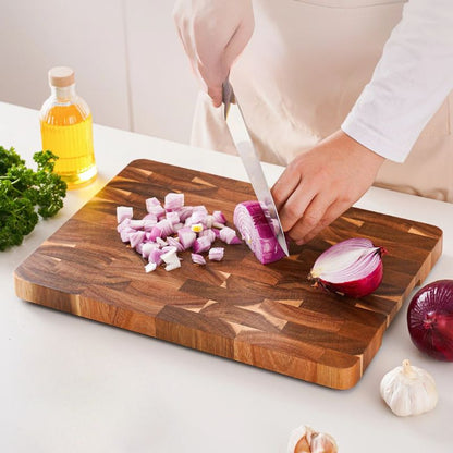 planche a decouper acacia découpe d'oignons sur naturecook 