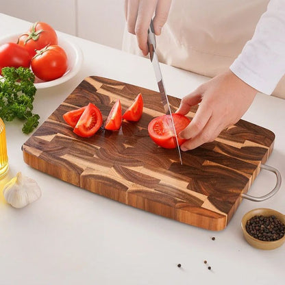 planche a decouper acacia femme qui coupe tomtates