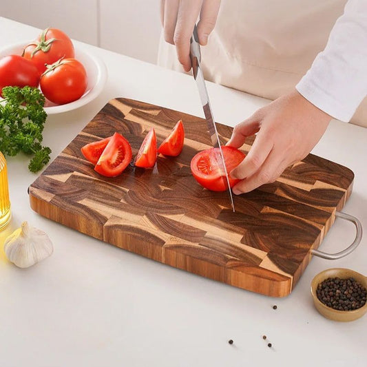 planche a decouper acacia femme qui coupe tomtates