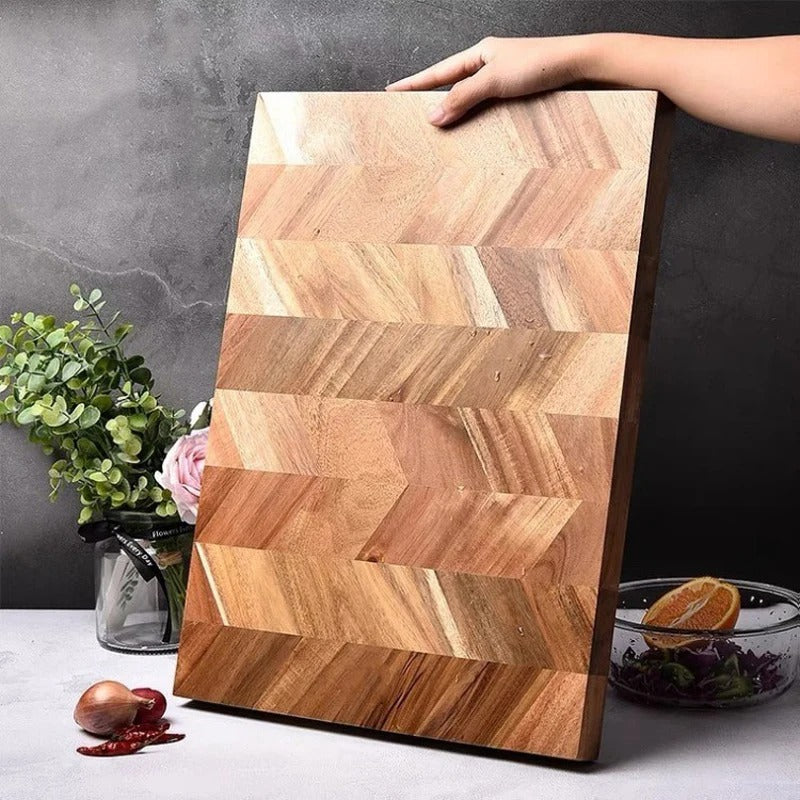 planche à découper acacia massif tenu par la main de quelqu'un xxl