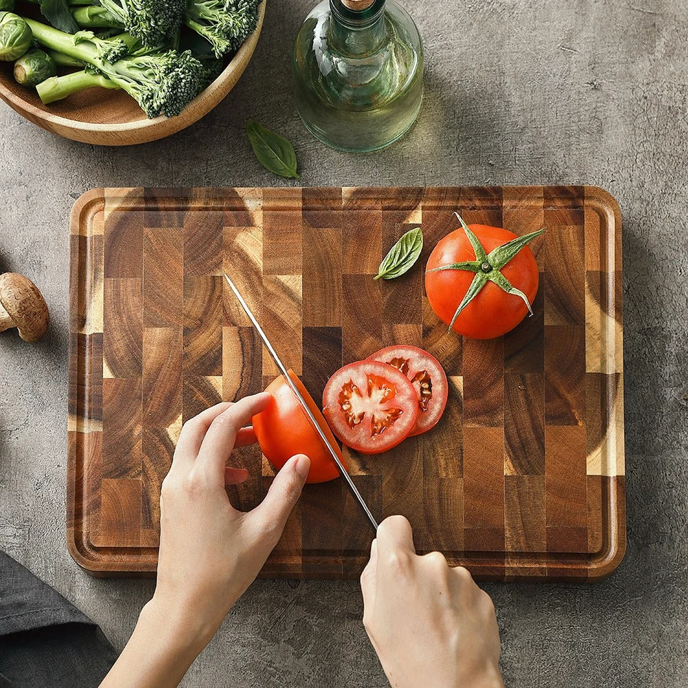planche à découper en bois tranche tomates acacia noble