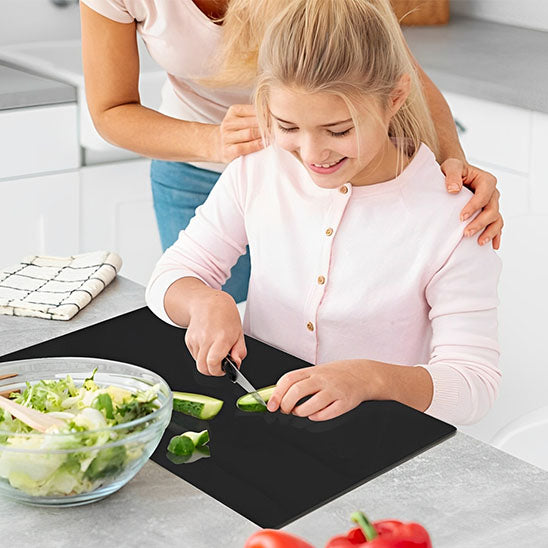 planche à découper petite fille coupe légume