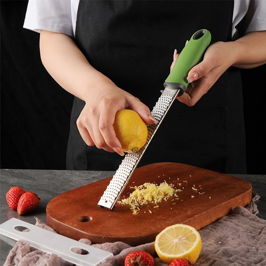 Zesteur râpe ultra-affûtée avec citron
